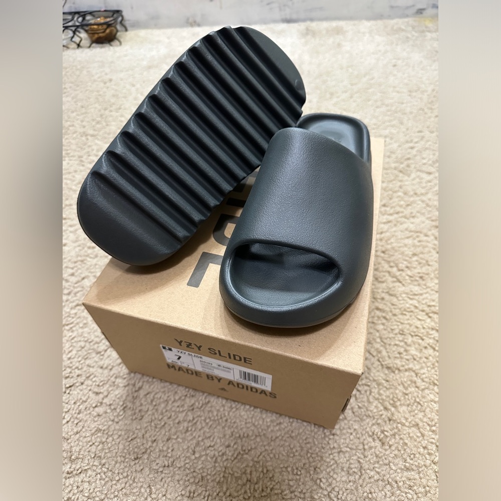 NIB Yeezy Slides